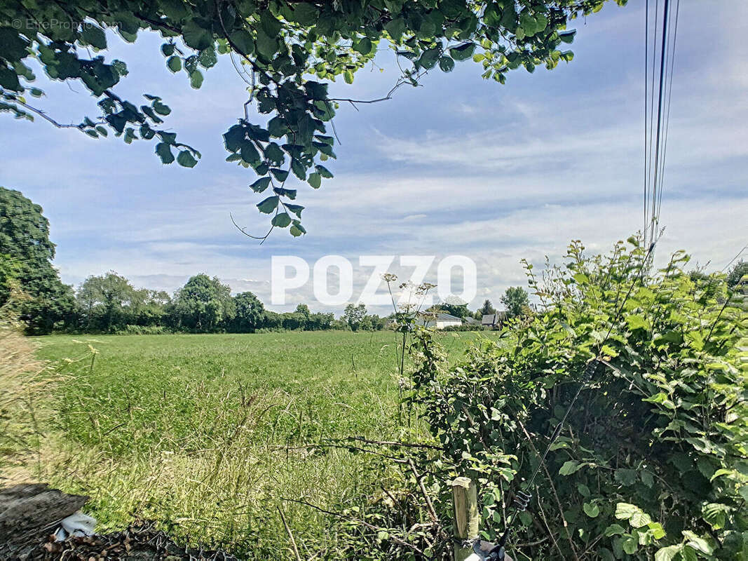 Terrain à SAINT-JEAN-DES-CHAMPS