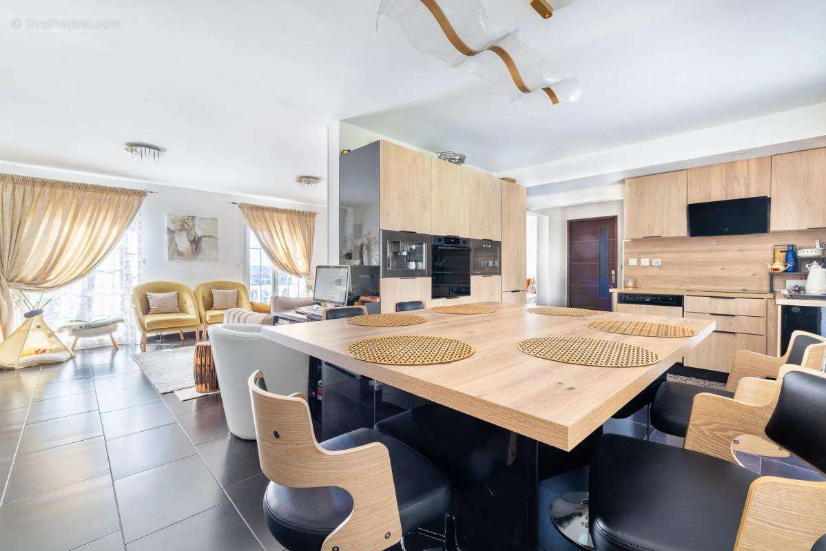 Maison à SAINTRY-SUR-SEINE