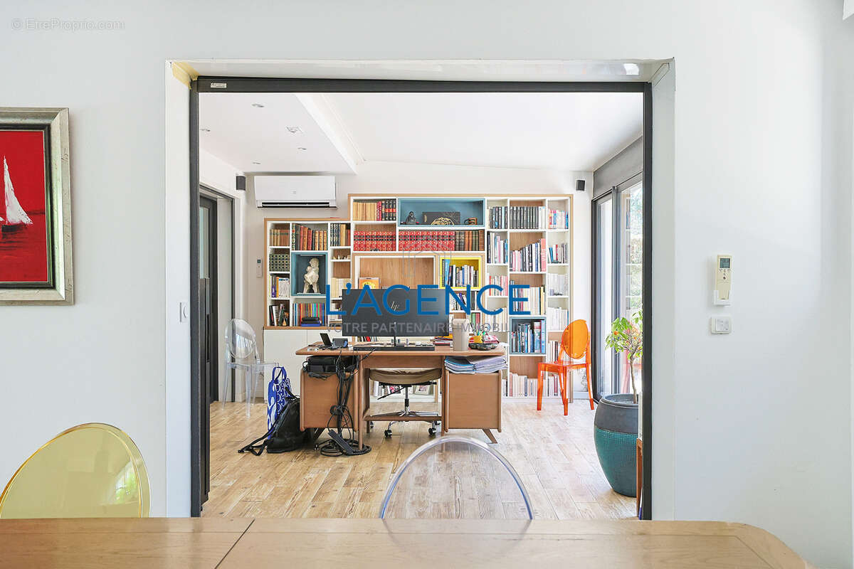 Villa d'architecte de 163 m2 exposée au Sud, avec piscine et terrain arboré, sans vis à vis - photo 5