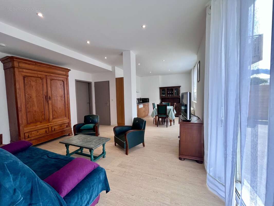 ARGELES GAZOST Appartement T3 traversant rénové avec grande terrasse, parking et cave - photo 2