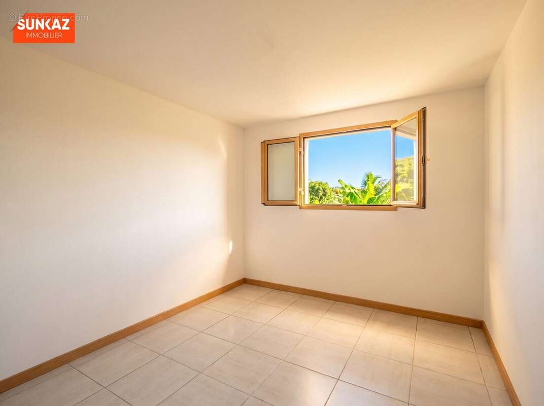 Maison 84 m² à Saint-Louis  - photo 6