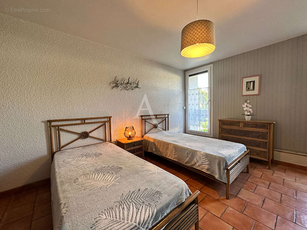 Appartement type2 de 50.25 m2 vue chateau balcon garage et cave greoux les bains - photo 9