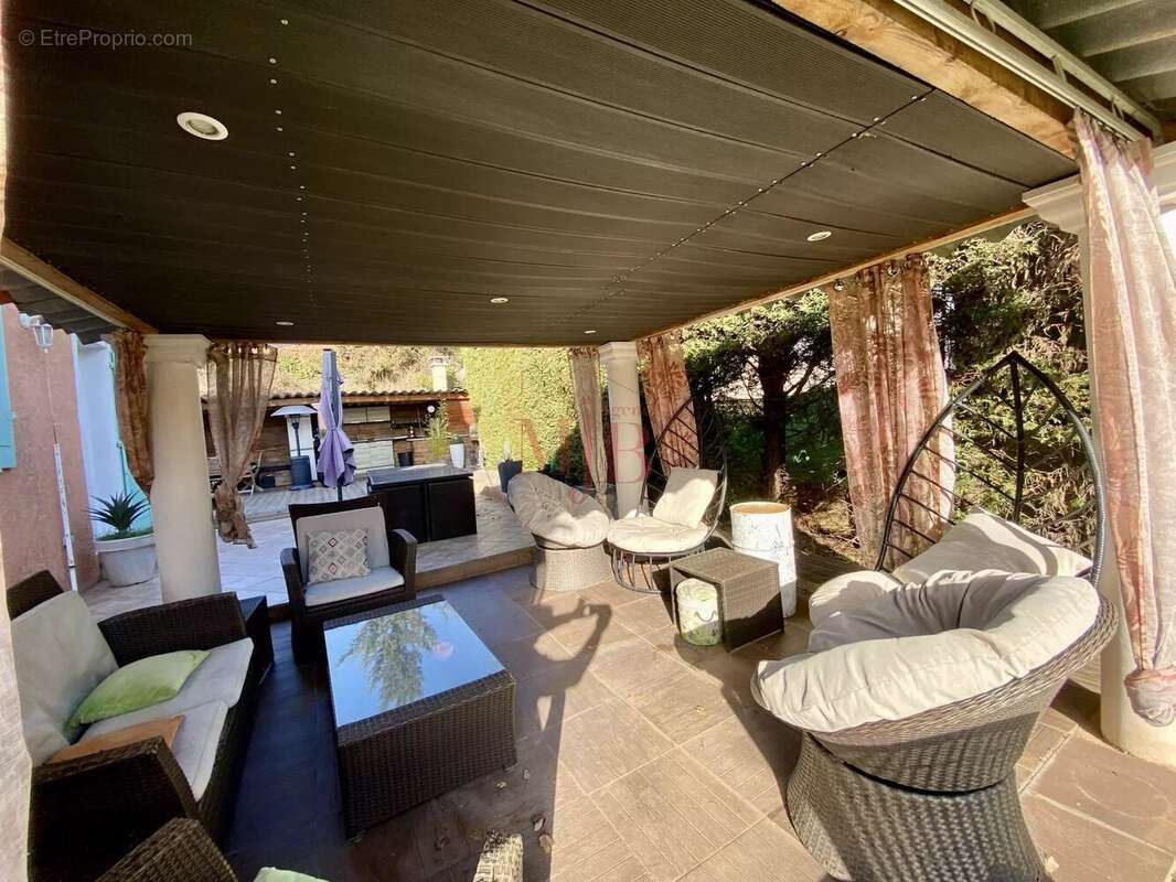 Maison à CHATEAUNEUF-LE-ROUGE