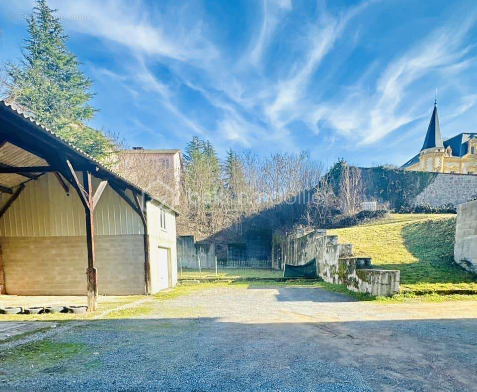 Appartement à COURS-LA-VILLE