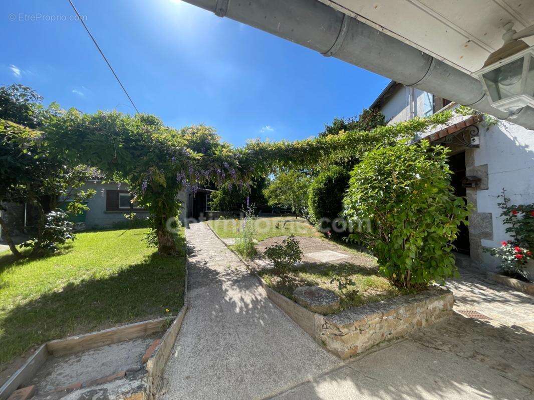Maison de charme -jardin-2 garages-dépendances - photo 17