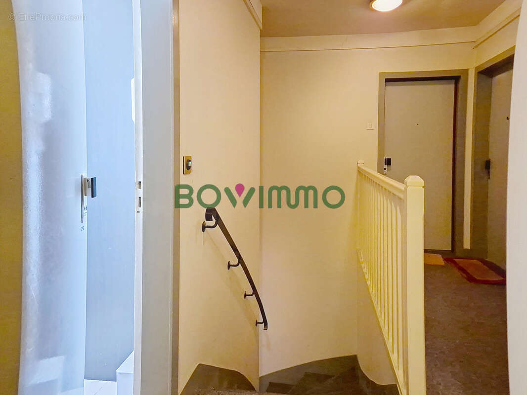 Exclusivié : Paris 16 FOCH - chambres de bonne séparées à rénover - Dernier étage avec ascenseur - photo 8