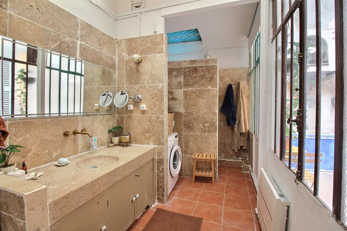 Appartement à MARSEILLE-1E