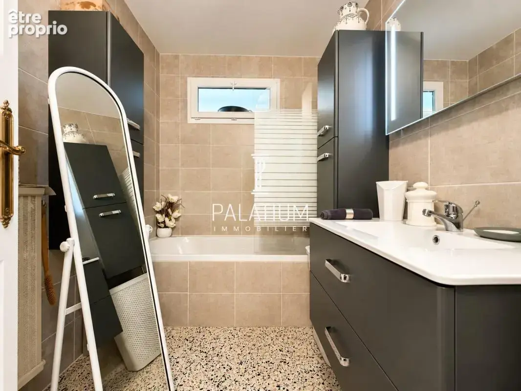 Appartement trois pieces traversant en plein coeur du centre-vil - photo 9