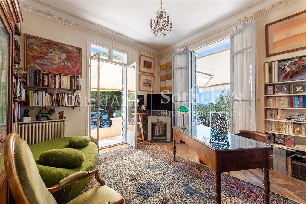 Cap de Nice, villa pieds dans l'eau de 229 m² avec accès direct à la mer et deux garages - photo 13