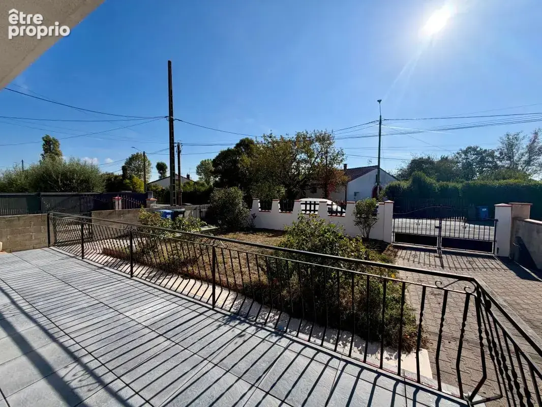 T4 entièrement rénové avec grande terrasse plein sud, garage et prestations soignées - photo 3