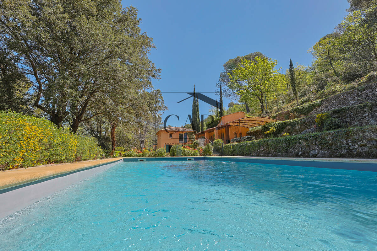 Propriété confidentielle avec piscine sur 3,7 hectares à Aix-en-Provence - photo 2