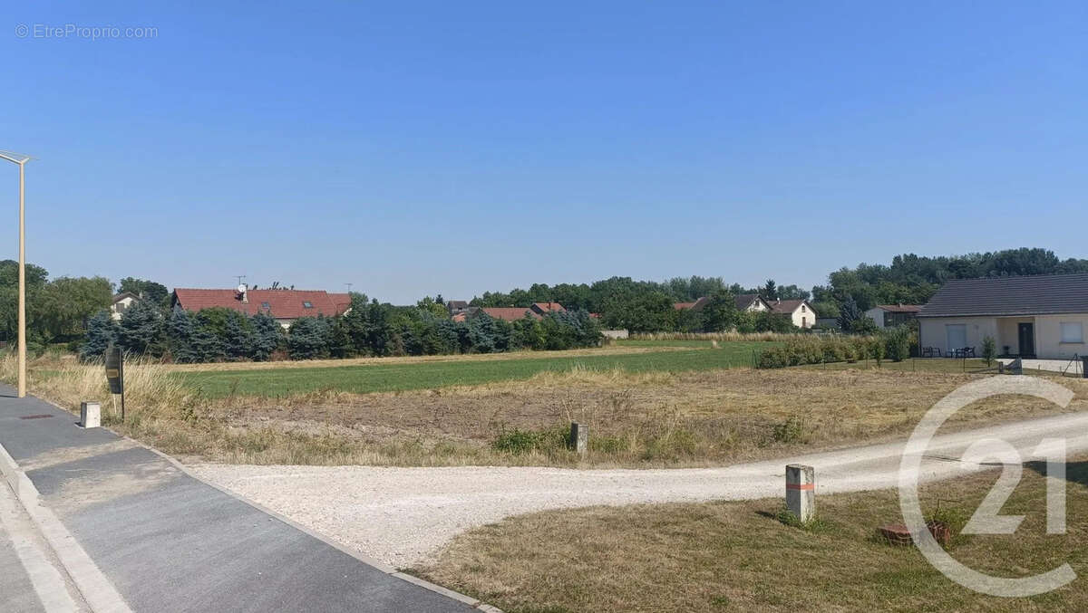 Terrain à SAINT-QUENTIN-LES-MARAIS