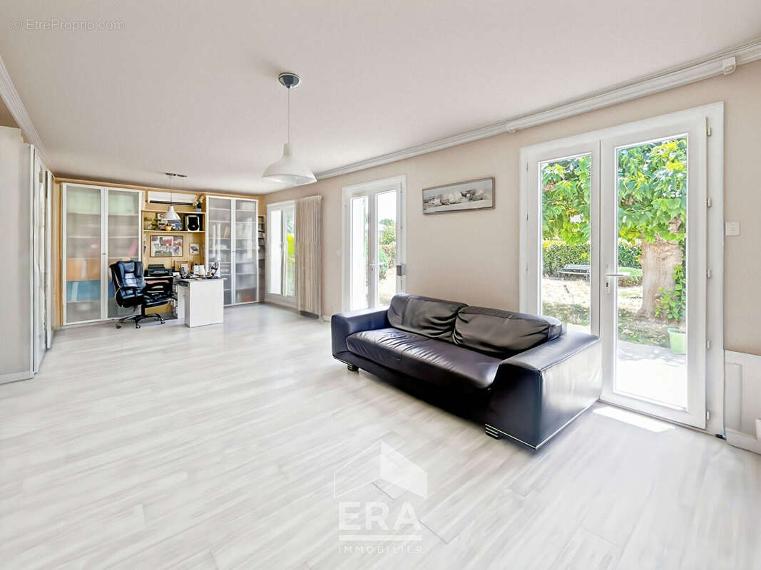 BLANQUEFORT Centre-ville - Maison de 115m² de plain-pied - Garage, jardin, calme - Proche TRAM E - photo 2