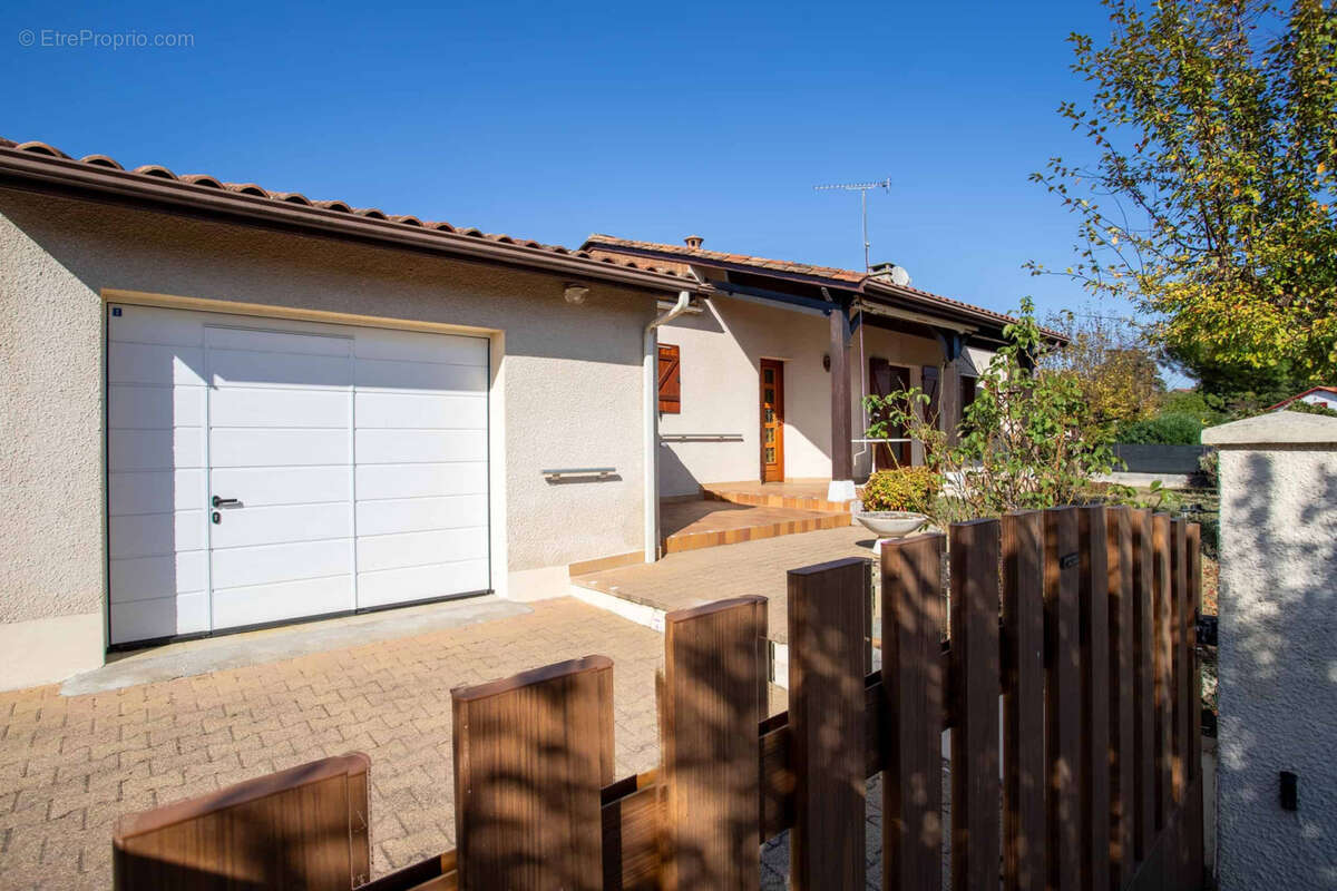 Modern house with garden and garages - photo 9