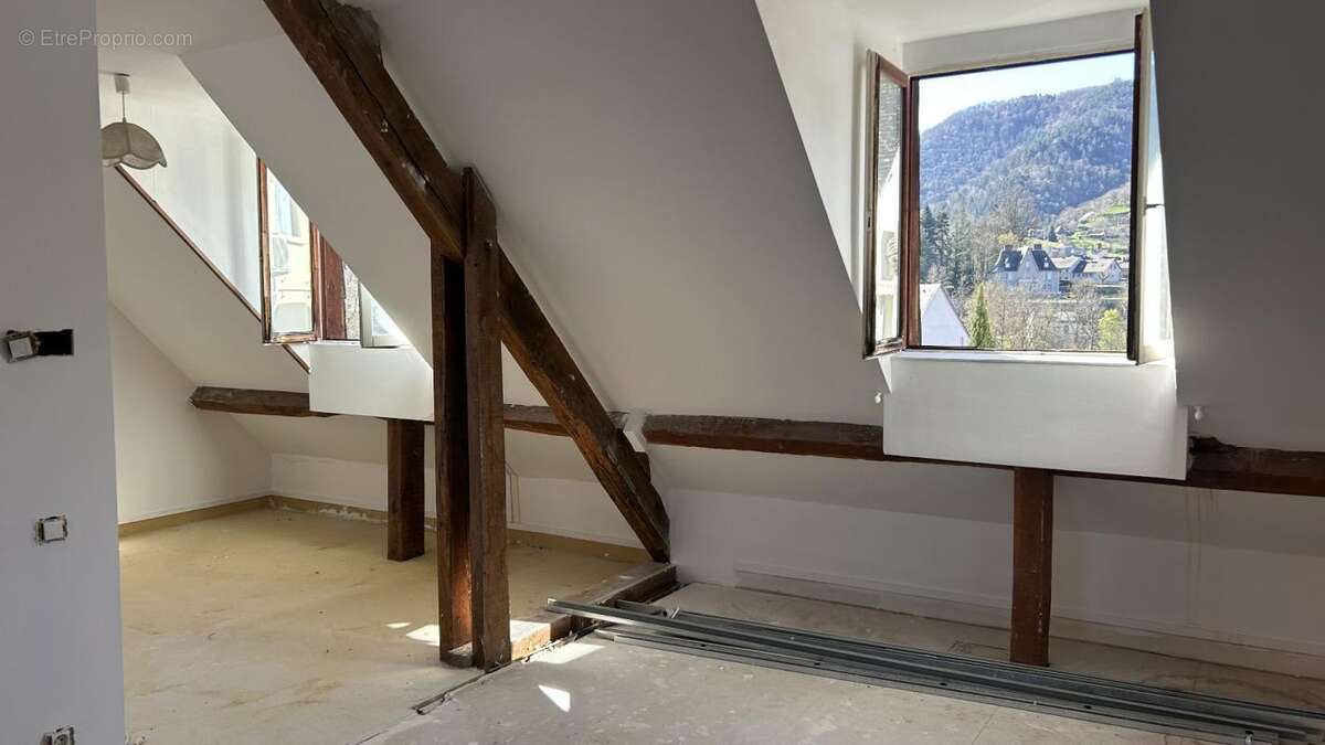 Appartement à ENTRAYGUES-SUR-TRUYERE