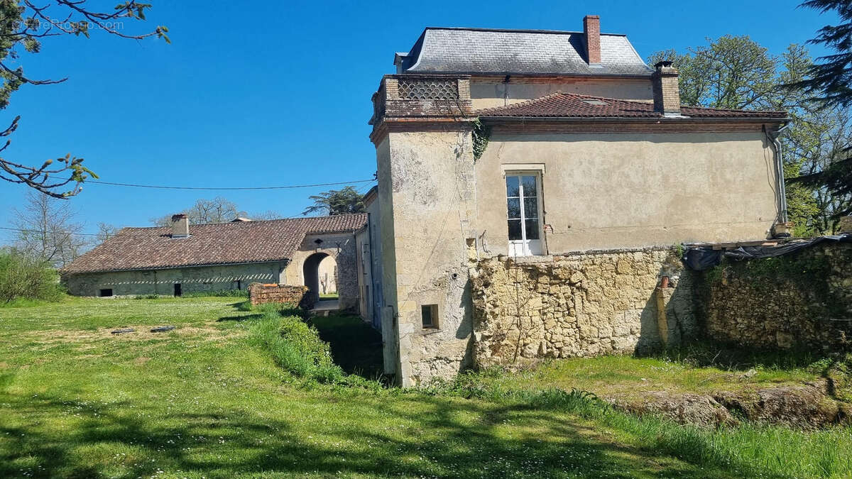 Très beau château datant du XVI ème entièrement rénové au milieu de 50 hectares et ses trois lacs situé dans l - photo 91