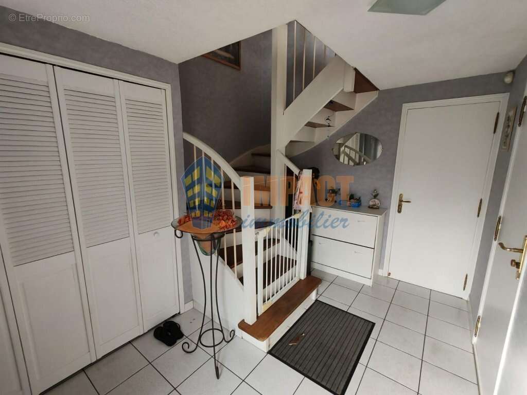 Maison bel étage avec 3 chambres, grand garage, 2 places de parking et beau jardin - photo 6