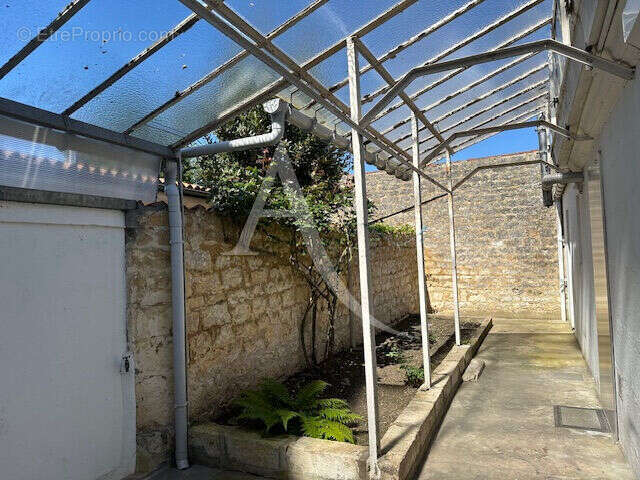 Rochefort, maison de faubourg  avec cour  sans vis a vis ? exclusivité ! - photo 2