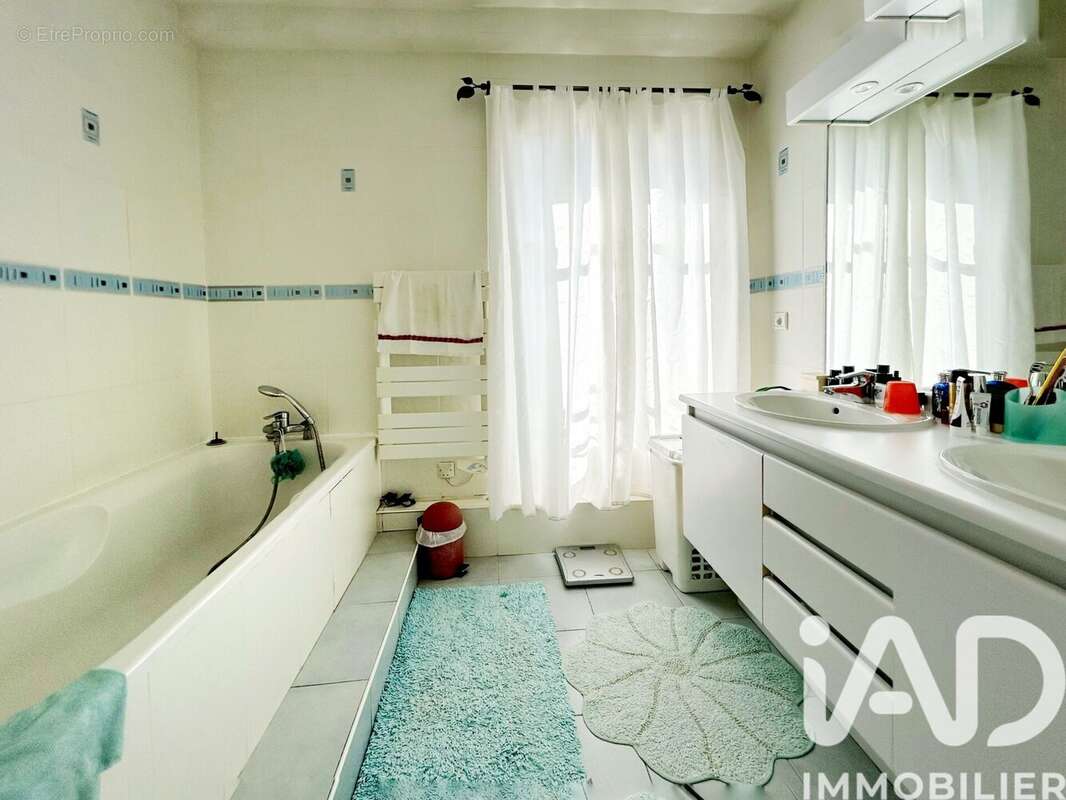 Maison 150 m² à Fontenay-Le-Fleury  - photo 7