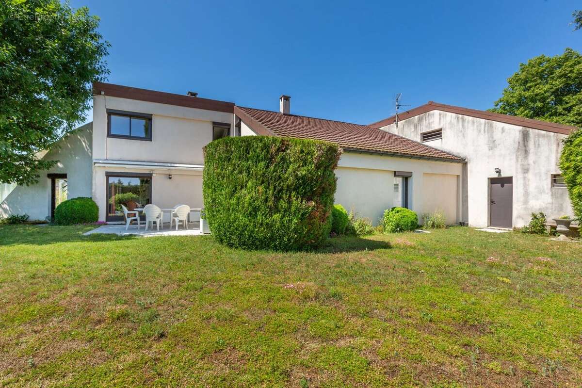 Maison à SAINT-GENIS-LES-OLLIERES