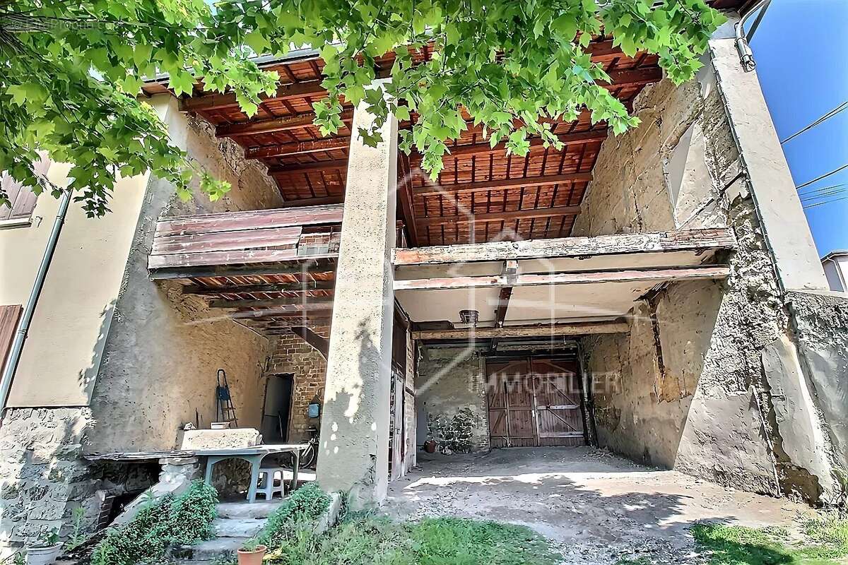 immeuble de rapport comportant 2 appartements T4 + terrain constructible - photo 3