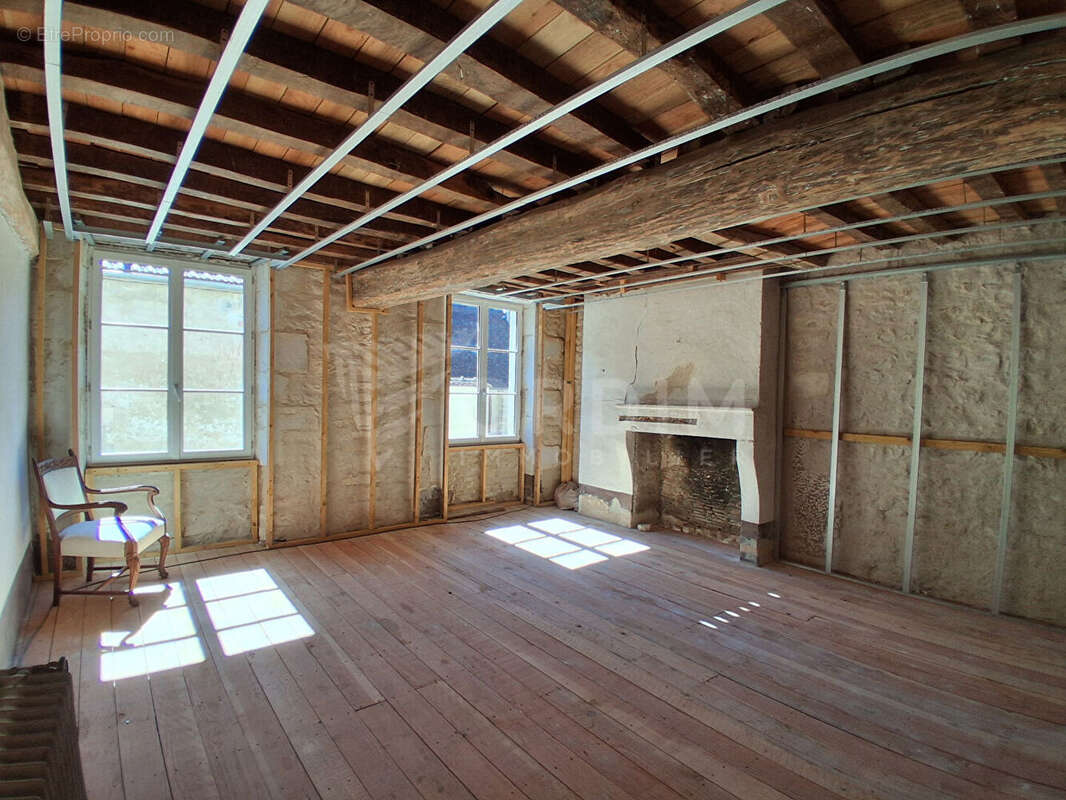 Maison à COULANGES-LA-VINEUSE