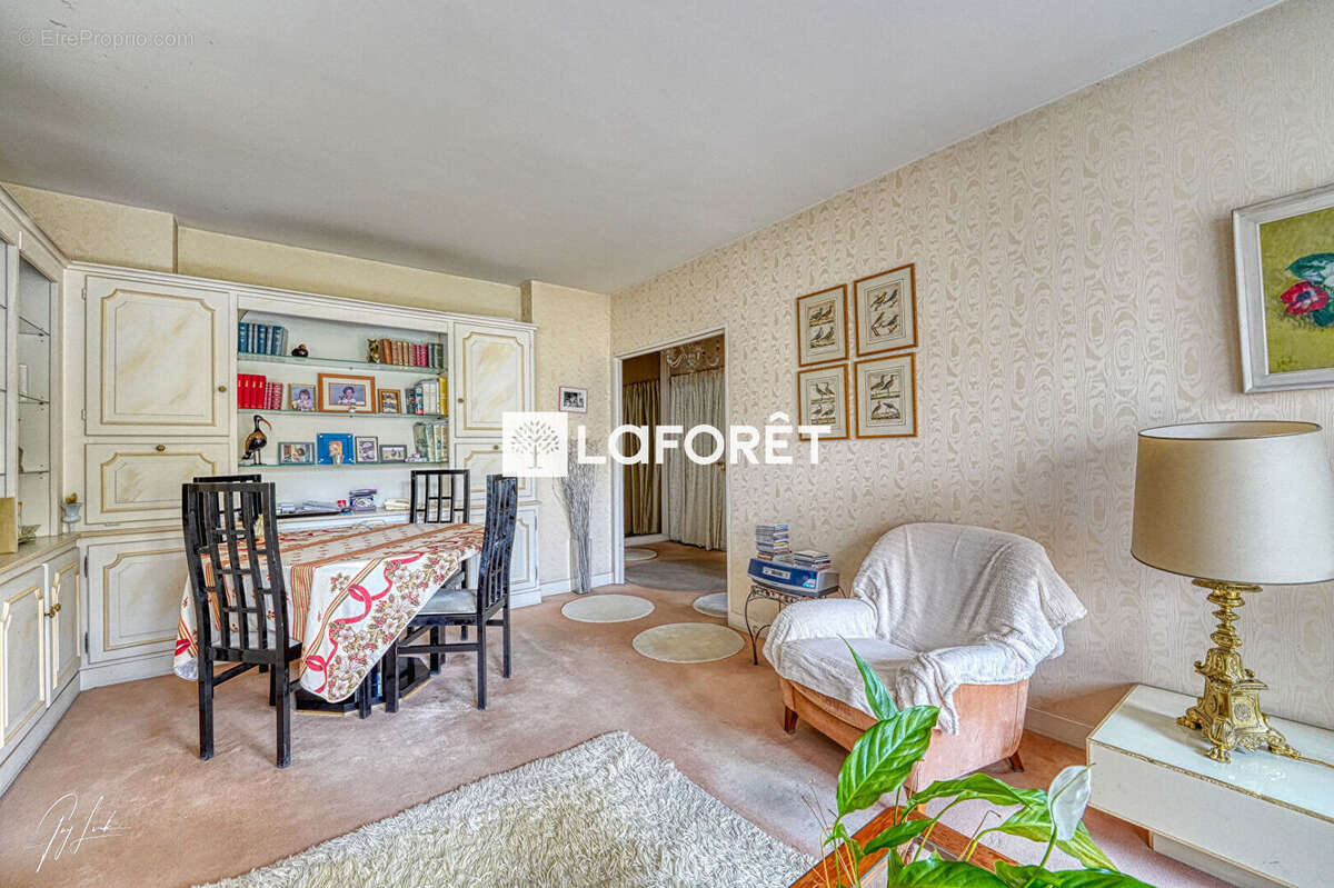 Appartement à PARIS-16E