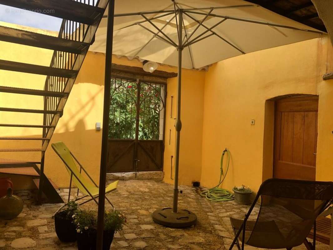 Maison de caractère, rénovée, avec cour et terrasse – Village prisé du Gard - photo 2
