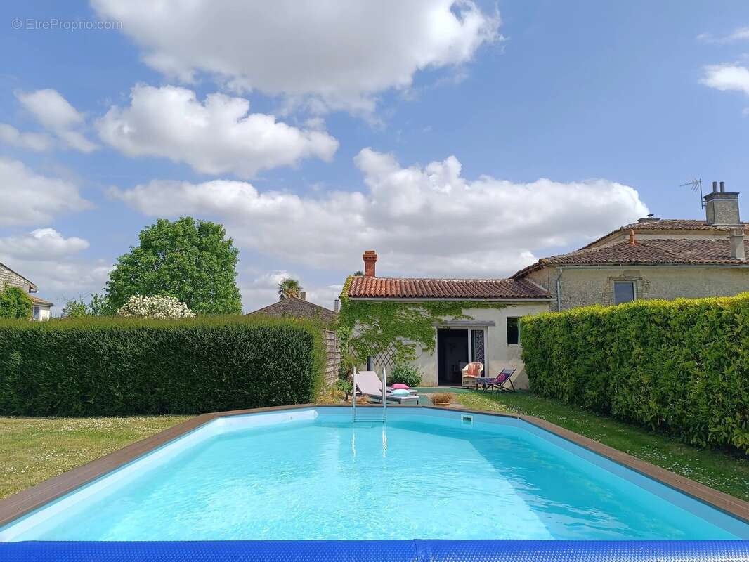 Maison à BLANZAC-LES-MATHA