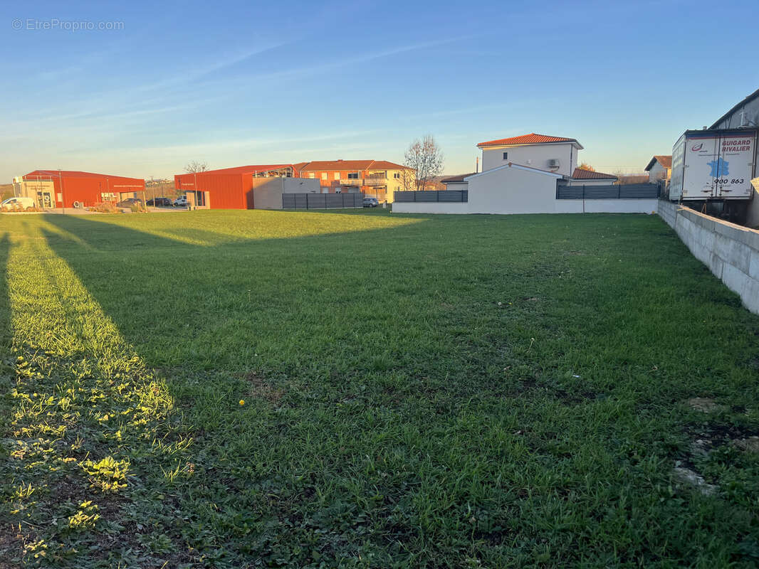 Terrain à PONT-DU-CHATEAU