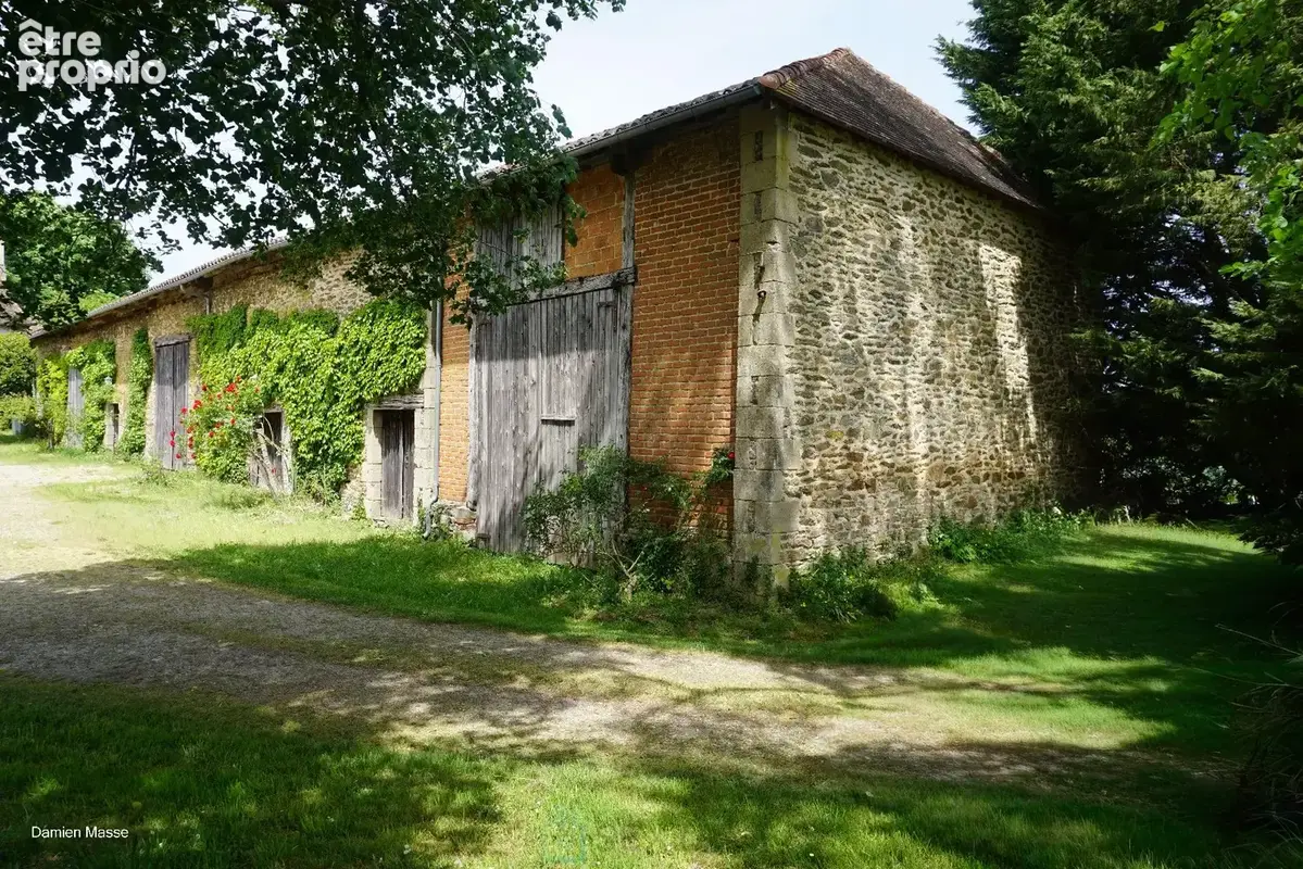 Domaine de 36 hectares avec sa charmante gentilhommière du XVIIe siècle, nichée au coeur du parc naturel du Périgord vert. - photo 7