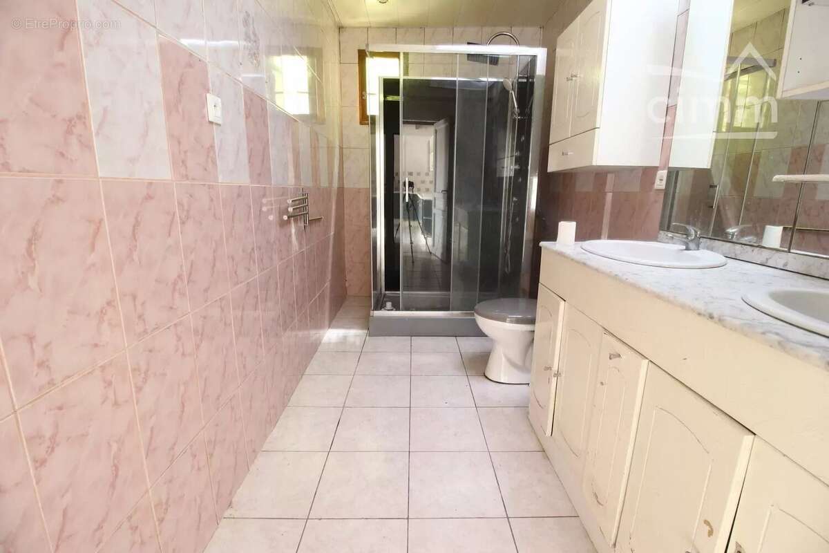 A vendre maison avec jardin et cour - photo 8