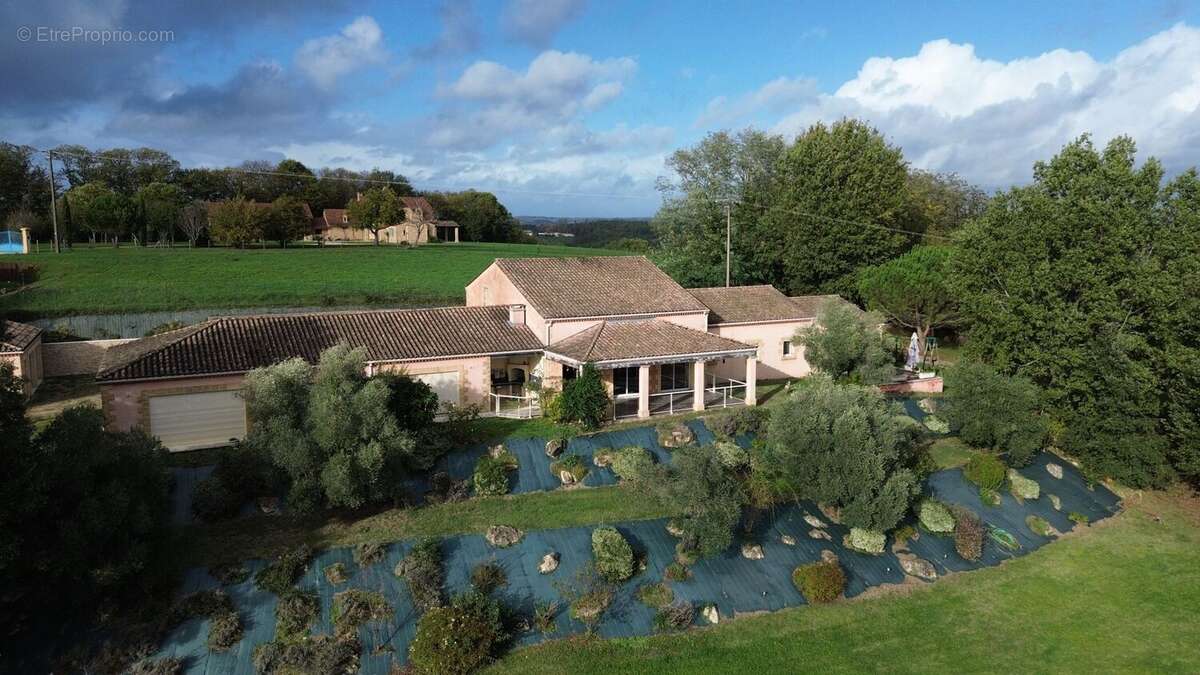 Demeure contemporaine, piscine intérieure, et terrain clos - photo 20