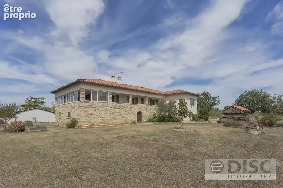 Vaste propriété de plus de 500 m² avec jardin clos et nombreuses possibilités. - photo 2