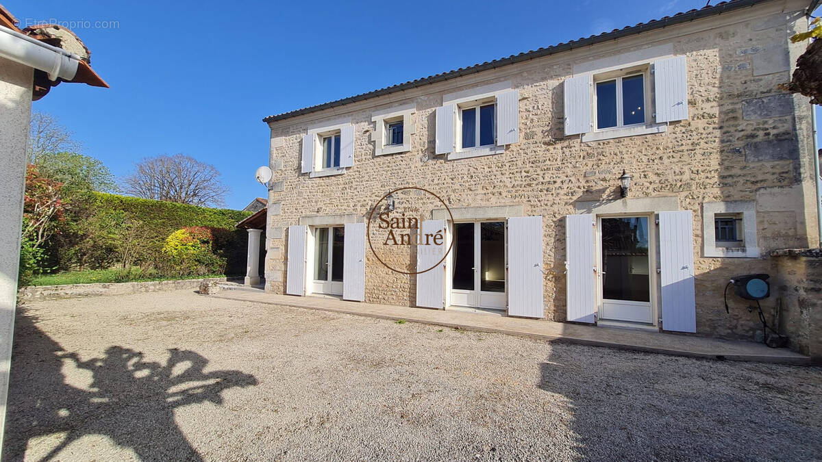 Maison à HIERSAC