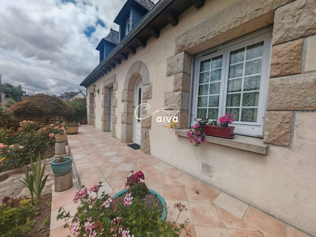 Maison centre ville Dinan, quartier calme, Dynamo, maison familiale avec 4 chambres, jardin, sous-sol, grande pièce de vie, lumineuse - Maison à DINAN
