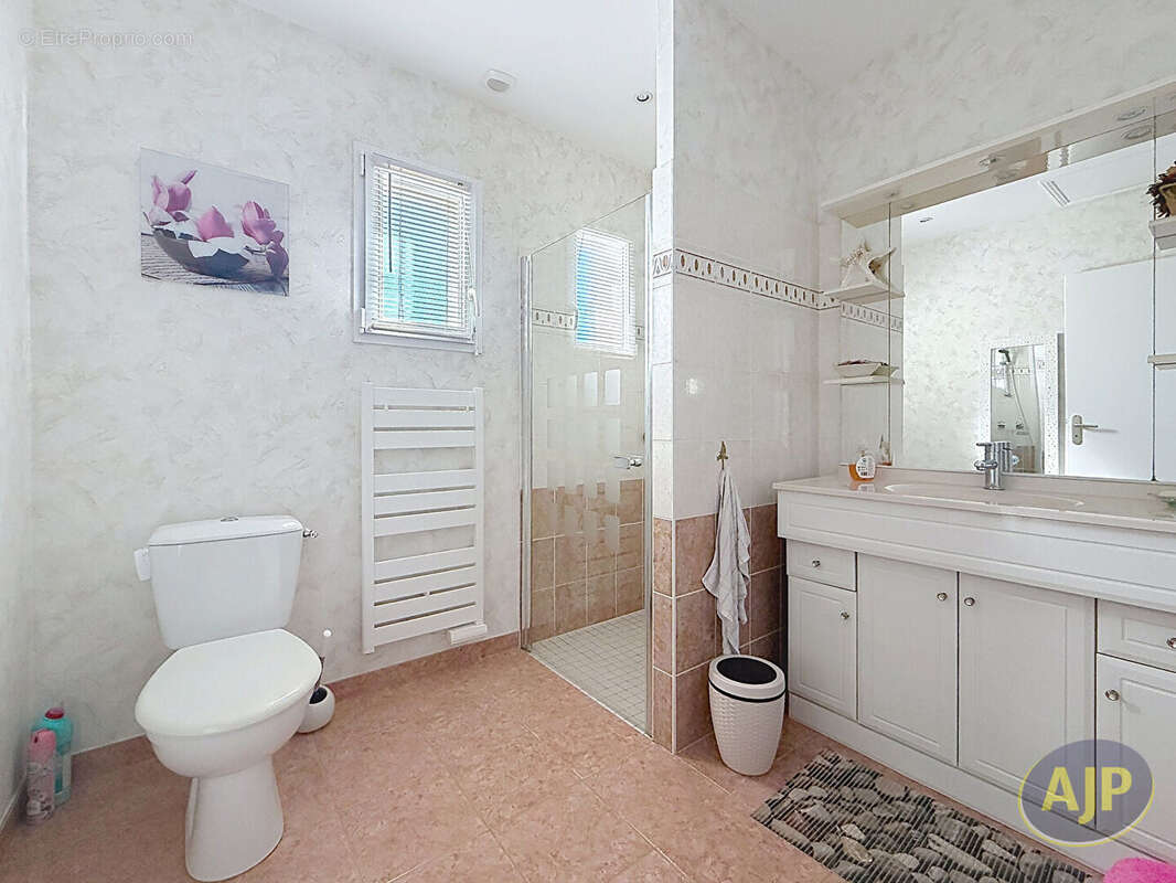 Maison Longeville Sur Mer , 3 chambres, 99 m2 environ, garage piscine proche mer. - photo 11