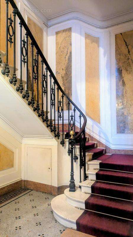 Commerce à PARIS-9E