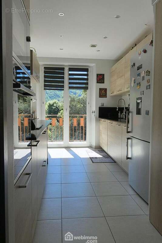 ... Elle est moderne et fonctionnelle et dispose d?un balcon pour prendre un café au soleil - Appartement à UGINE