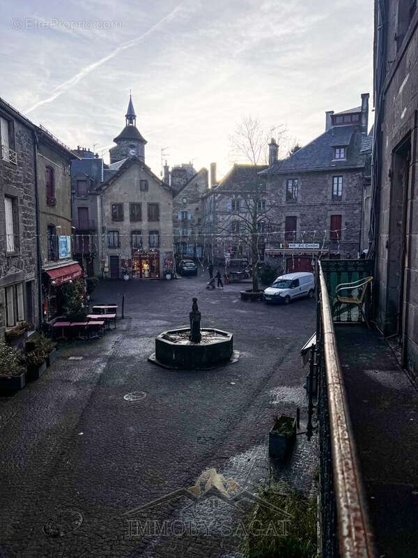 Immeuble situé sur la place touristique de la citée médiévale de Besse  - Appartement à BESSE-ET-SAINT-ANASTAISE