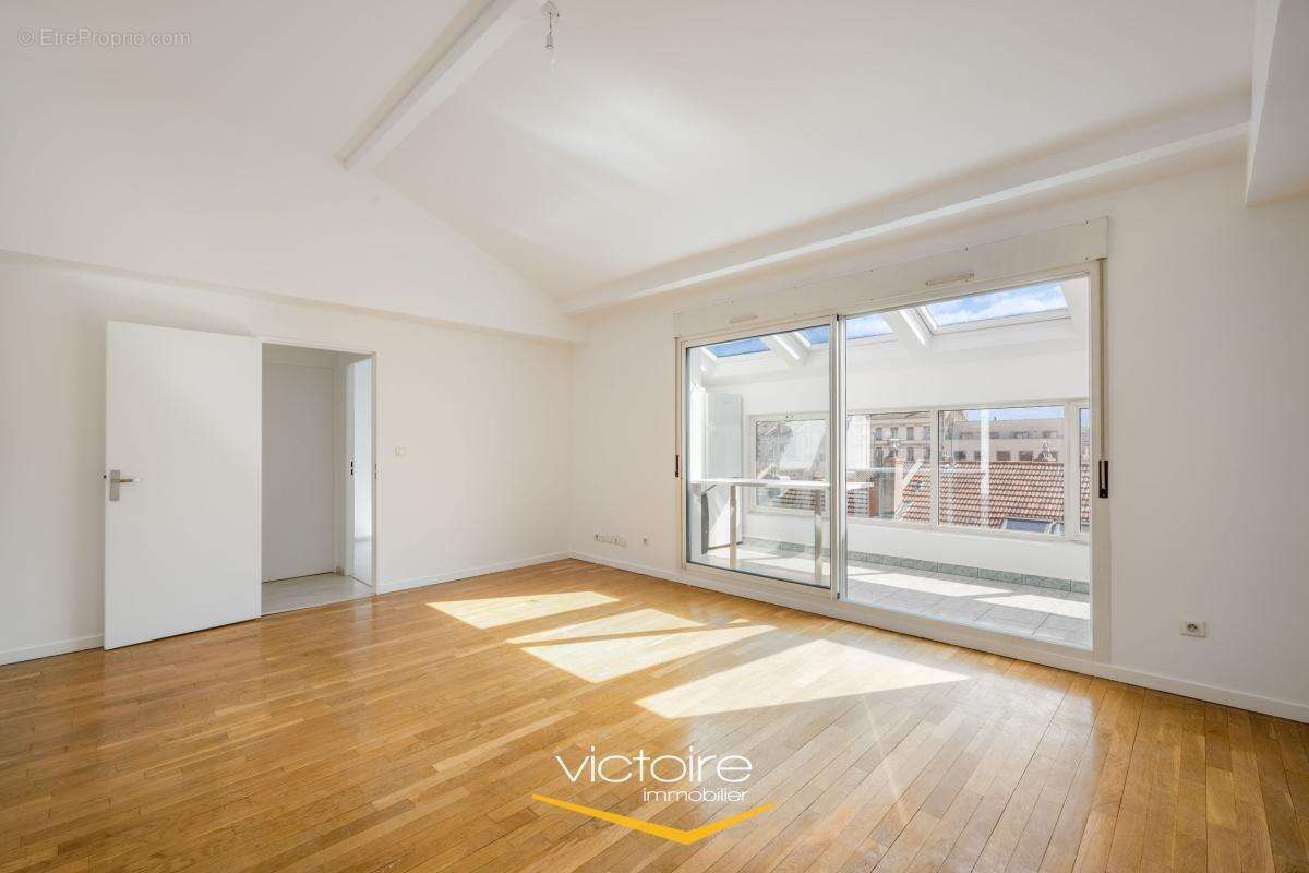 Montchat / Grange-Blanche - T2 bis 64 m² au dernier étage avec véranda face aux toits - photo 3