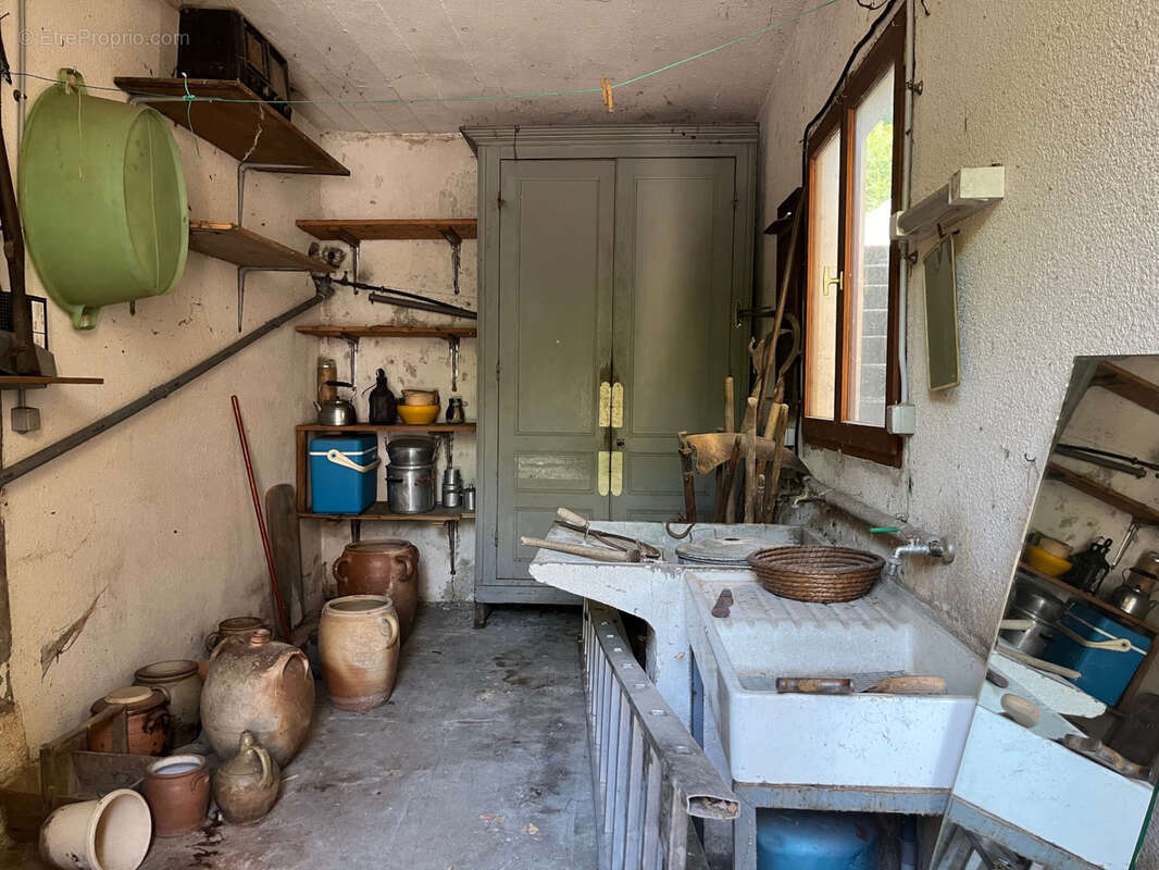 Coussac Bonneval Proche commerces, maison 5 pièces à rénover, garage et jardin. - photo 19