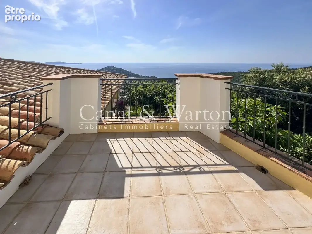 Villa récente avec une vue panoramique sur la baie de cavalaire - photo 9
