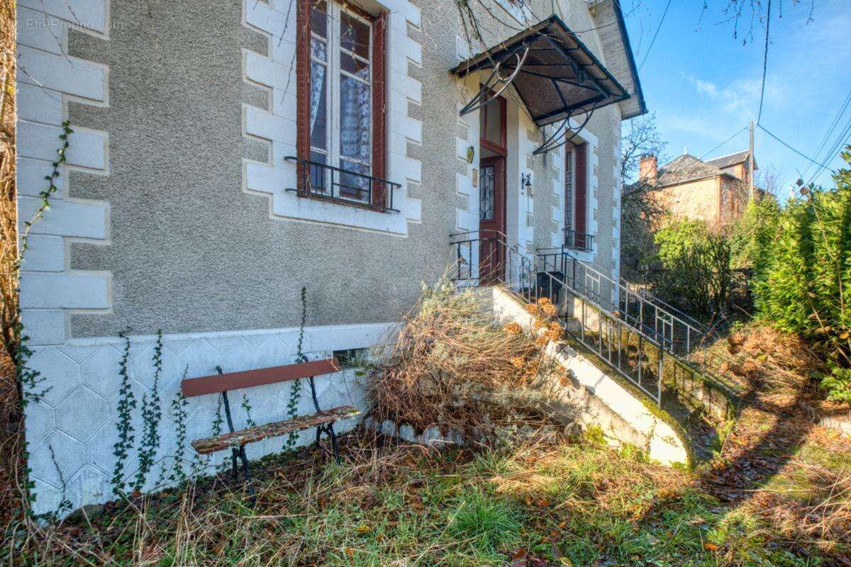 Maison à LA ROCHE-CANILLAC