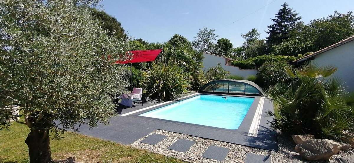Maison familiale avec piscine – 177 m² habitables – Terrain paysagé de 1 139 m² – François - photo 2