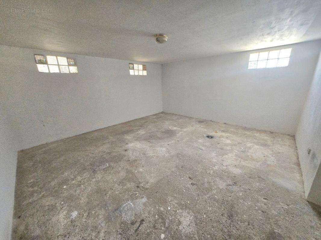 Marignane – Appartement/Studio rénové avec jardin, balcon et accès direct au sous-sol privatif de 32,70 m² ! - photo 13