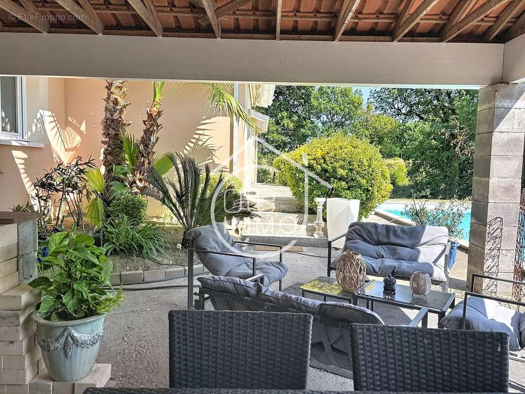 GUILLAC - Superbe propriété de 163 m2 de plain-pied avec piscine - photo 8