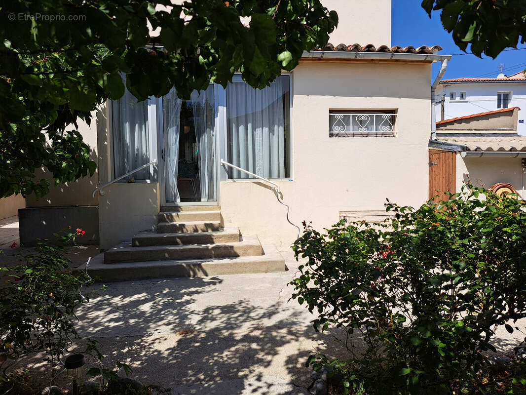 Maison très lumineuse sur un terrain clos de 304m2 avec un garage. - photo 4