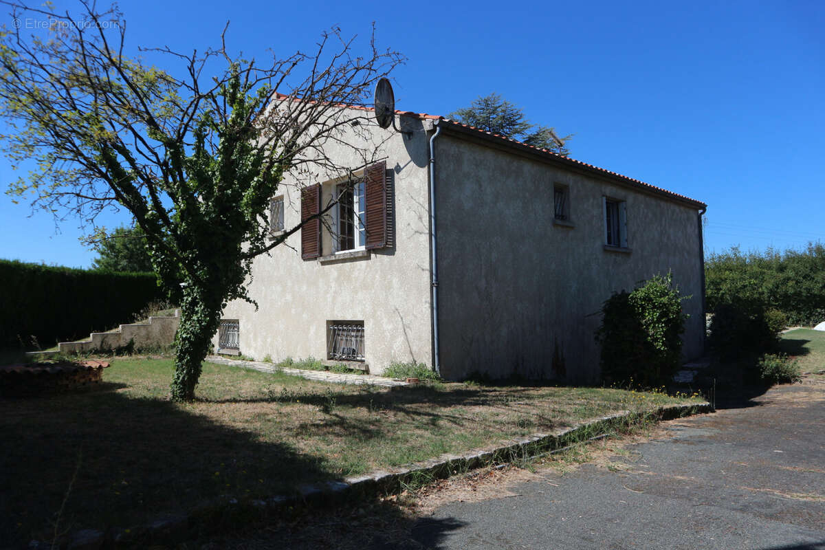 Belle maison de construction traditionnelle de 100 m2 sur un terrain clos de 1000 m2 . au centre de la jarrie. - photo 14