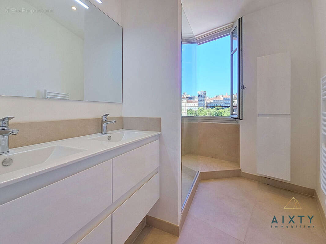 Appartement à MARSEILLE-1E